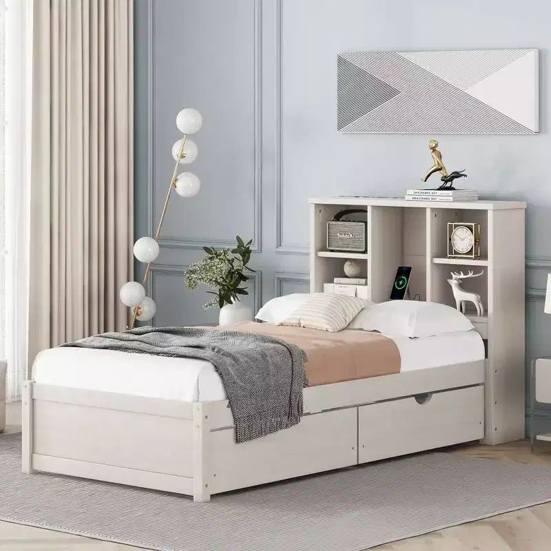 Struttura letto matrimoniale moderna da 87 pollici con testiera a due livelli stile libreria, porte USB integrate e due cassetti. Effetto sbiancato