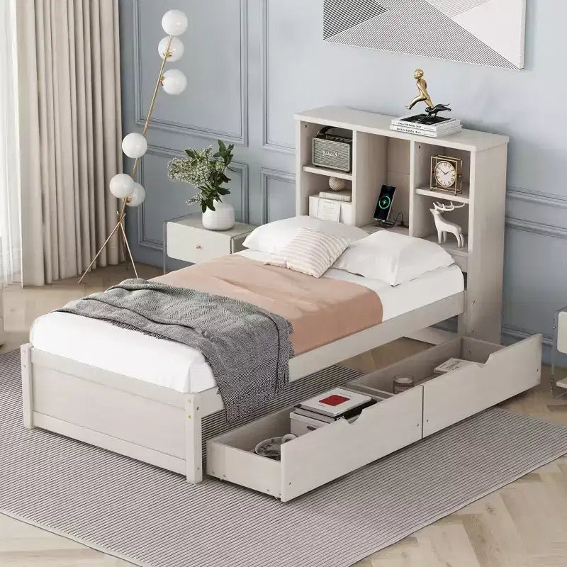 Struttura letto matrimoniale moderna da 87 pollici con testiera a due livelli stile libreria, porte USB integrate e due cassetti. Effetto sbiancato