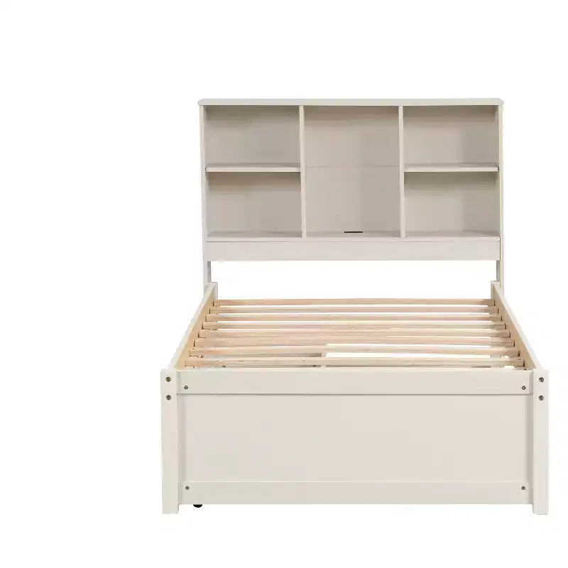 Struttura letto matrimoniale moderna da 87 pollici con testiera a due livelli stile libreria, porte USB integrate e due cassetti. Effetto sbiancato