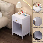 Comodino con Bordo Festonato, Cassetto e Ripiano Aperto, Alto 68 cm per Camera da Letto o Stanza dei Bambini, Lilla