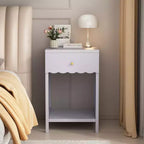 Comodino con Bordo Festonato, Cassetto e Ripiano Aperto, Alto 68 cm per Camera da Letto o Stanza dei Bambini, Lilla