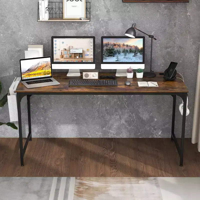 Scrivania moderna da 152 cm con stazione di ricarica, tasca portaoggetti e gancio per cuffie, marrone